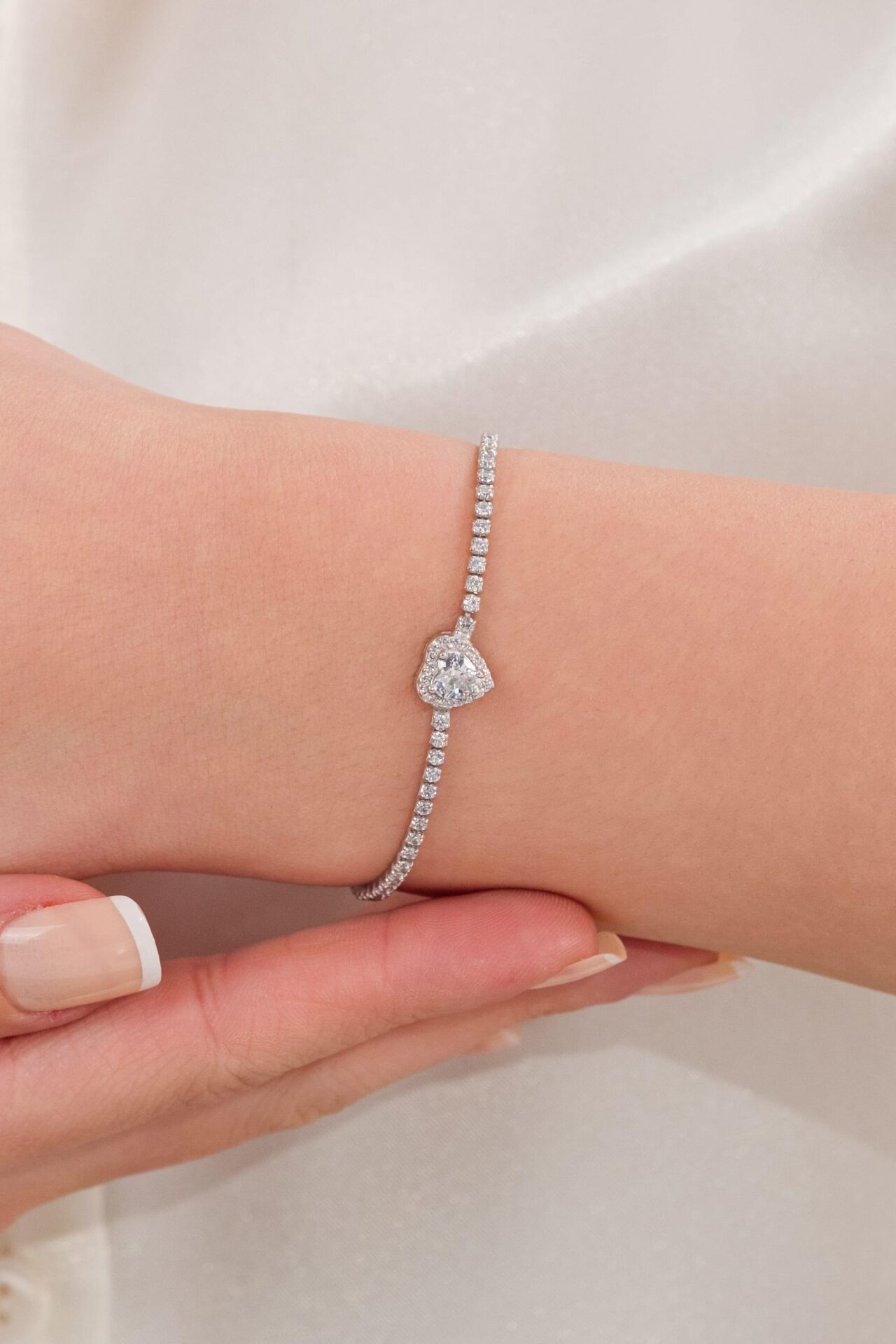 Gümüş Beyaz Zirkon Taşlı Kalp Kalpli Su Yolu Zincirli Bileklik