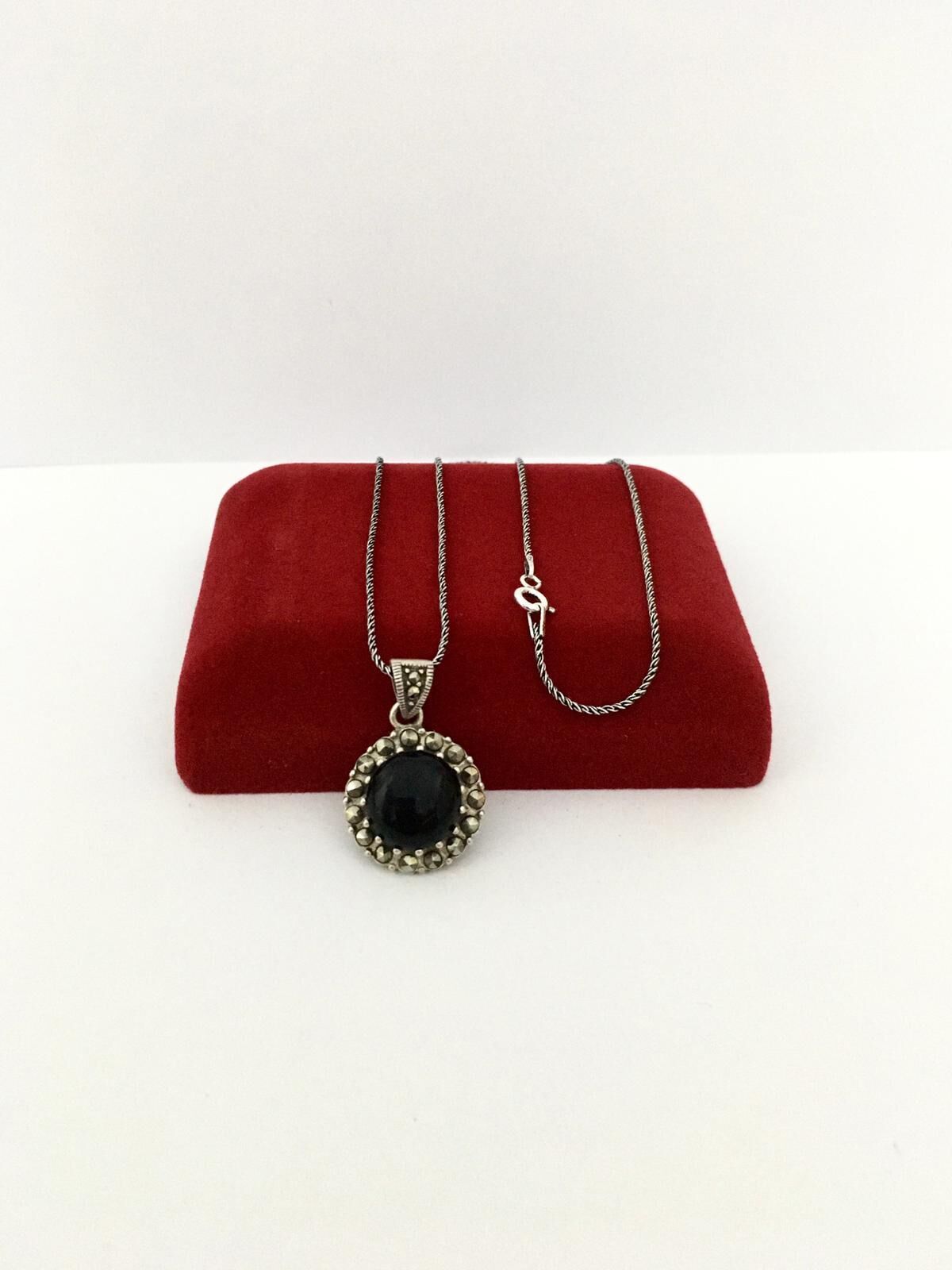 GÜMÜŞ MARKAZİT VE SİYAH TAŞLI YUVARLAK KOLYE