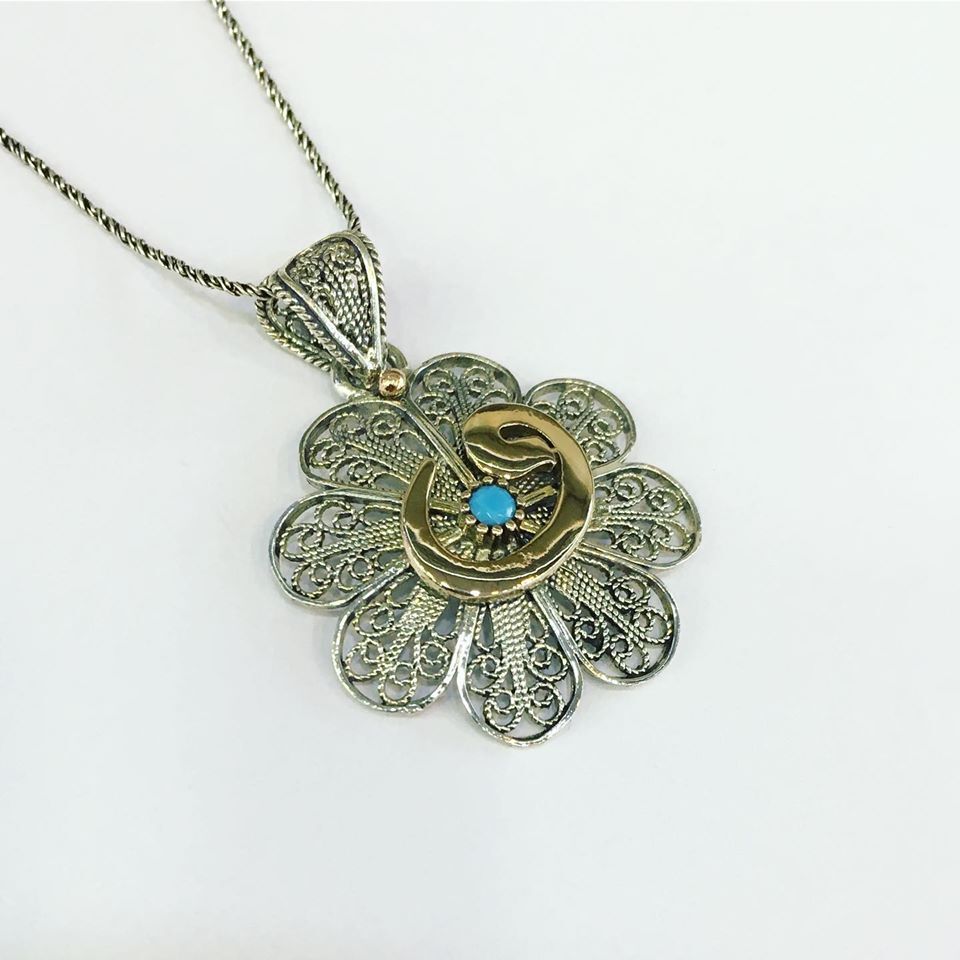 GÜMÜŞ TELKARİ VAV HARFLİ TURKUAZ TAŞLI KOLYE