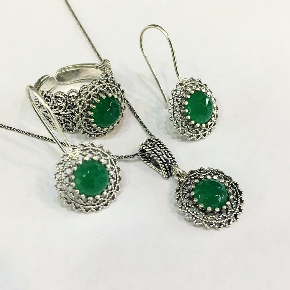 GÜMÜŞ TELKARİ KÖK ZÜMRÜT TAŞLI YUVARLAK  SET