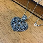 GÜMÜŞ MARKAZİT TAŞLI KALPLİ KOLYE