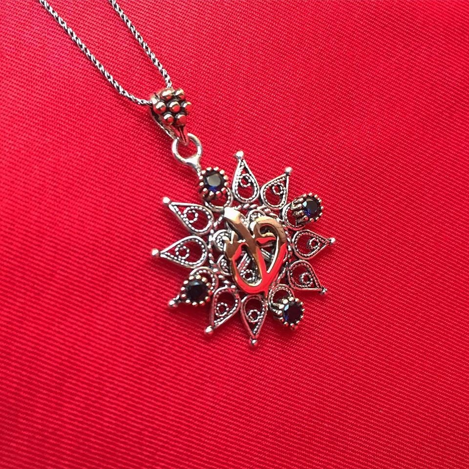 GÜMÜŞ TELKARİ VAV ELİF KÖK SAFİR TAŞLI ÇİÇEK  KOLYE