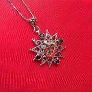 GÜMÜŞ TELKARİ VAV ELİF KÖK SAFİR TAŞLI ÇİÇEK  KOLYE